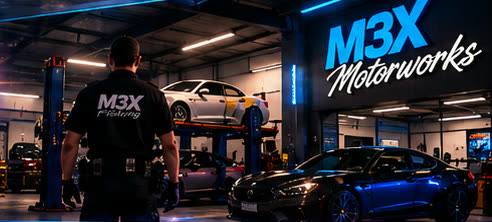 Mekaniker i verkstaden M3X Motorworks med en bil på lyften